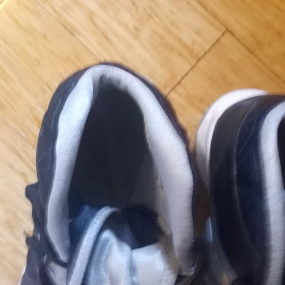 Basketball sneakers - Picture 2 of 4